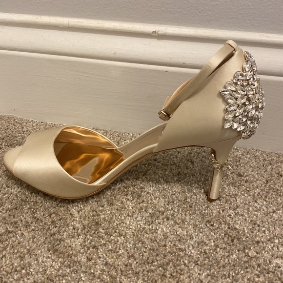 NIB stunning Badgley Mischka Vienna ivory satin shoes. Size 9. - Picture 4 of 15